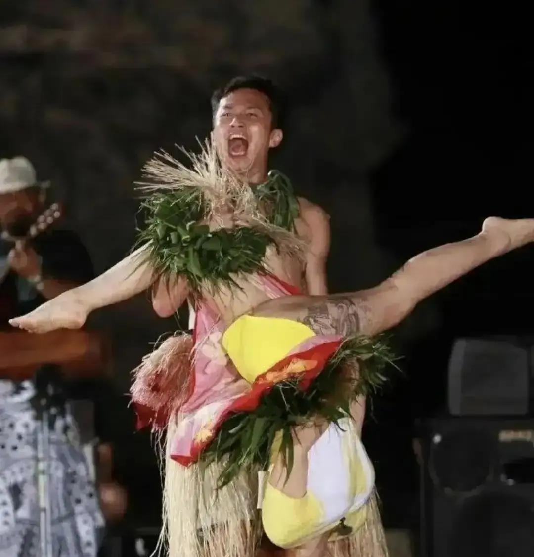 柳岩再也不敢露大腿纹身了，不是她变了，是时代收紧了她的腿。十年前综艺里，她大腿