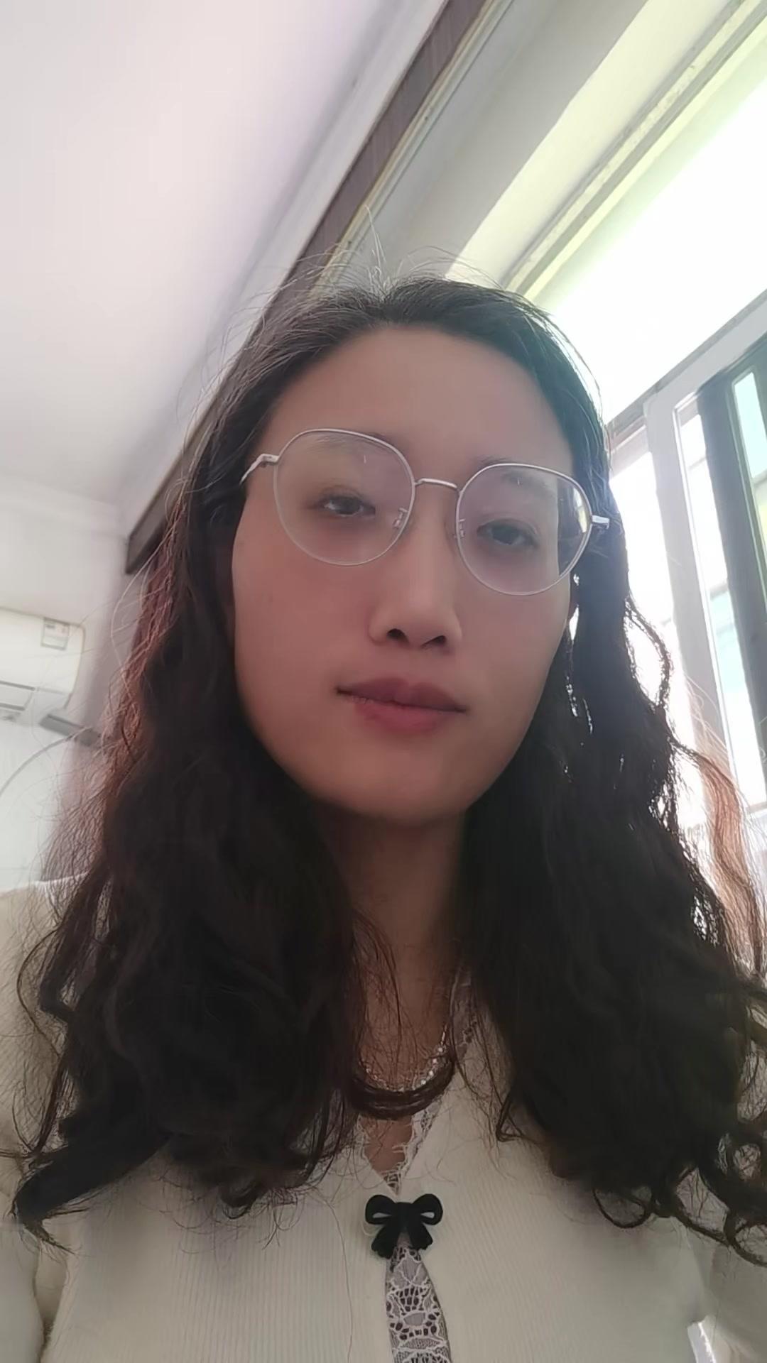 最近看何赛飞的访谈，才知道行业里有这种事。她提到拍某部戏时，制片人让她给年轻