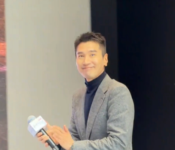 赵又廷穿衣风格真是太帅了，张子枫这发型好适合她