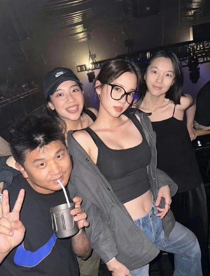 娜比捂着脸也被认出来了！