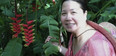 43岁的少妇去相亲呢，和一位大叔那是一见钟情啊。两人正吃着午餐的时候，大叔突然站
