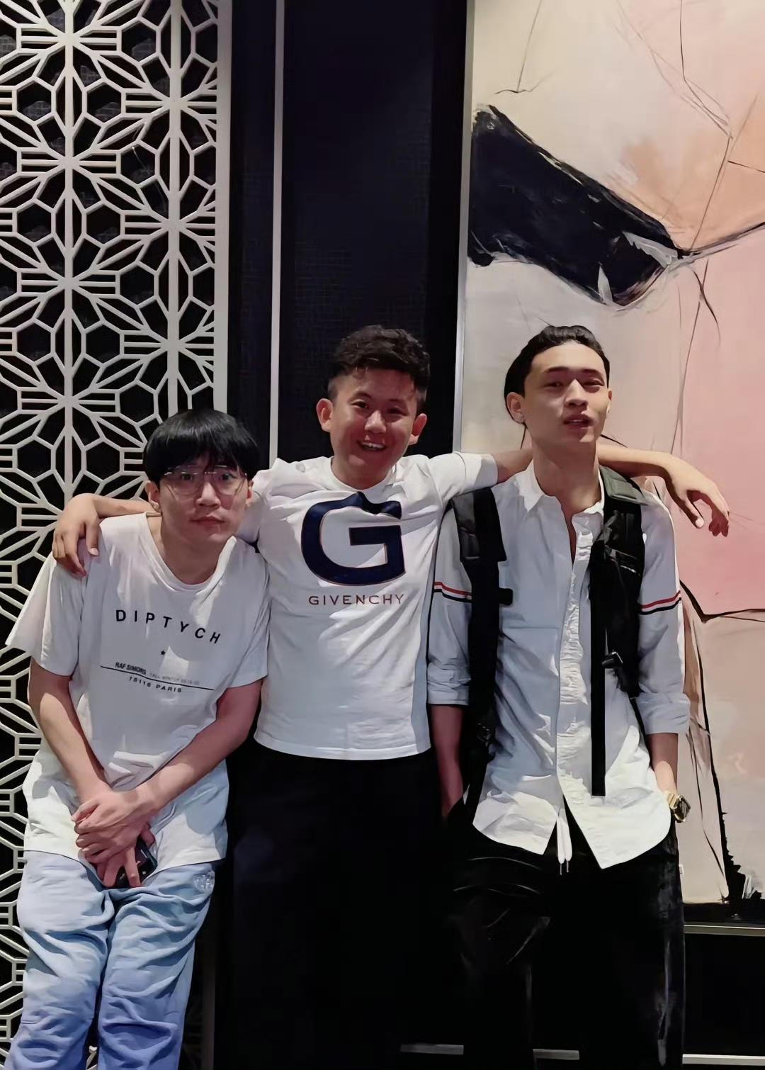 【何九华裂穴以后攀上秦霄贤，损失最大的人竟然是他，你怎么看？】近日，有网友晒出