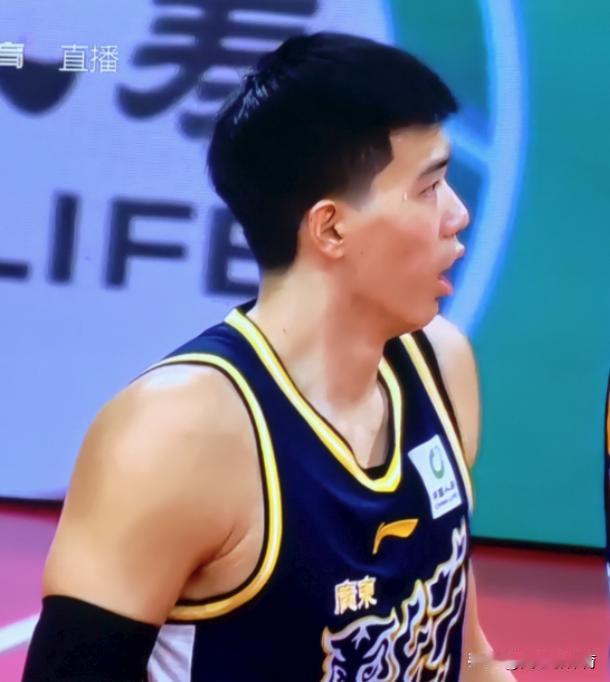 痛失两个必进之球，焦泊乔信心不足啊[笑着哭][笑着哭][笑着哭]1、接奎因传球，焦泊