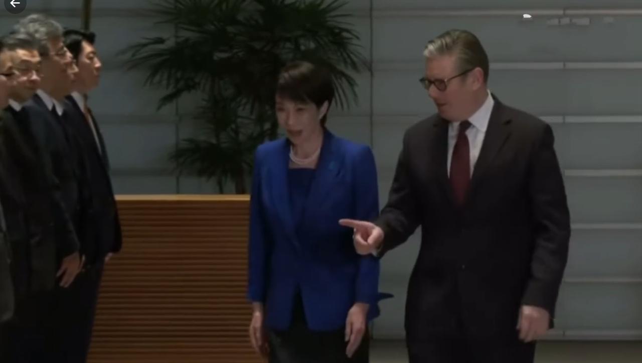 东京时间1月31日晚上7点多英国首相出席高市早苗为他准备的欢迎仪式；只见斯塔默边