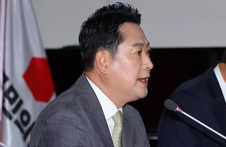 9月15日，韩国国民力量党等保守政党公开为大法院院长曹喜大撑腰，就共同民主党要求