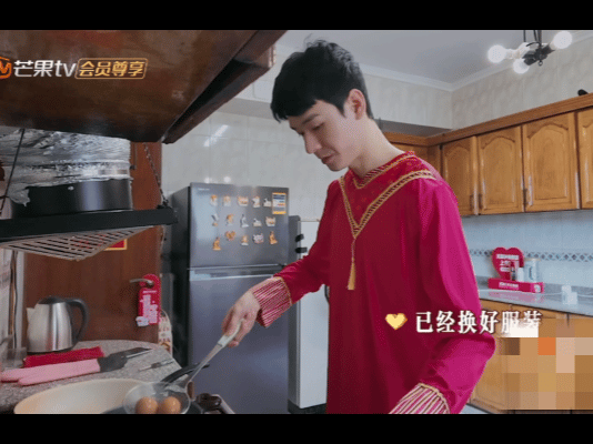 龚俊阿拉伯王子也得做饭笑不活了！这身造价不菲的造型和朴素灶台形成强烈反差，我
