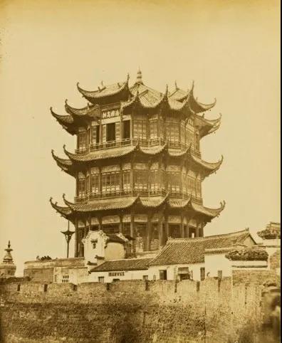 1884年，被毁前的武汉黄鹤楼近景，图二1990年。现在的黄鹤楼建于1985年