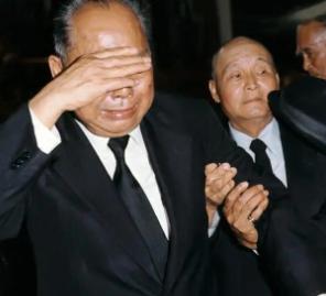 1975年，老蒋病逝，在香港隐居25年的关麟征赴台吊唁，到达现场后情难自已，掩面