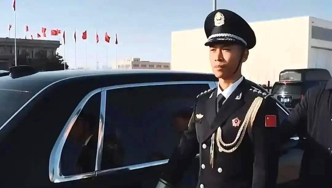 韩国政客倒下时，中国人想起许三多。刀子扎进脖子那一秒，他没捂伤口，先抬手稳住人