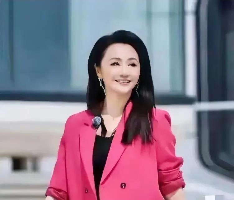 关于曹颖胃癌，医生让她休息3个月，她手术后8天就去带货了！她为什么还要这么拼呢