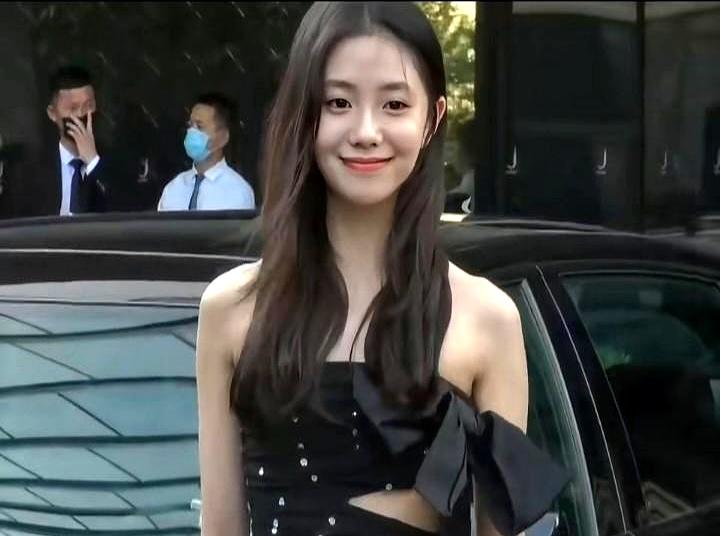 被踩衣服还笑着道谢，刘浩存这反应真的超出预期。这次她去巴黎时装周赶机，粉丝和