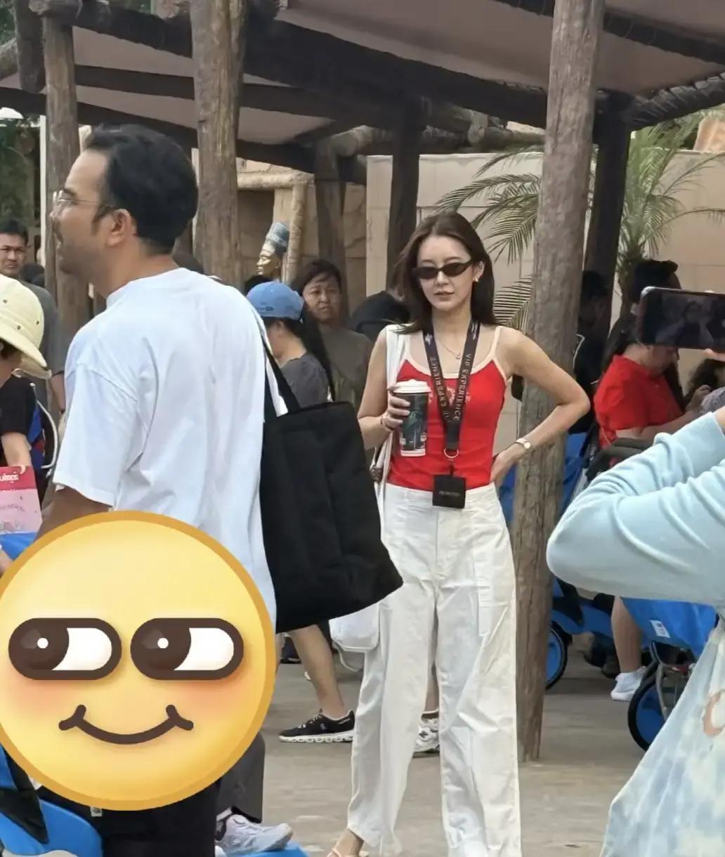 环球影城偶遇陈赫一家他比电视上胖两圈，张子萱素颜疲惫，两娃却玩得疯。