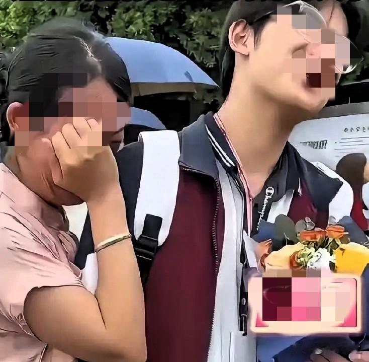 看哭了，小姨抚养的外甥上清华，五个原因让人感动。第一：和孩子没有血缘关系，却
