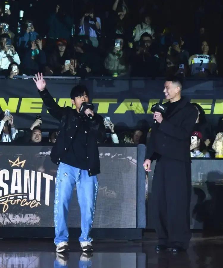 19厘米凭空蒸发？合影里周杰伦只矮林书豪小半个头，网友炸锅：周董二次发育？