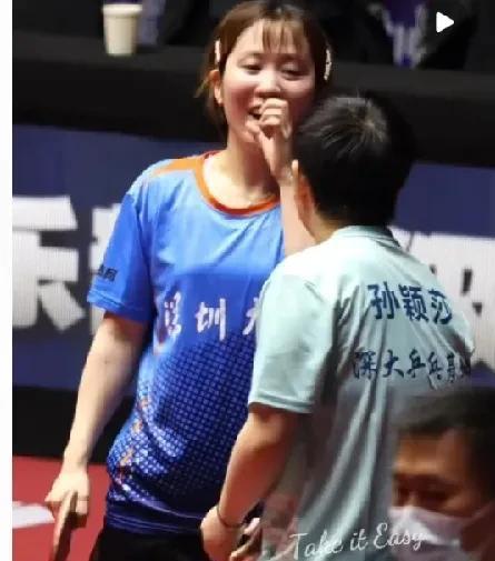 哈哈！平野美宇去喝水还要向莎莎报告一下，莎莎半天没听懂，平野就用手比划上了