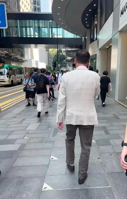 导演王晶前几天在节目里随口说了句话，把许晋亨夫妇又送上了热搜。他说许晋亨和李嘉欣