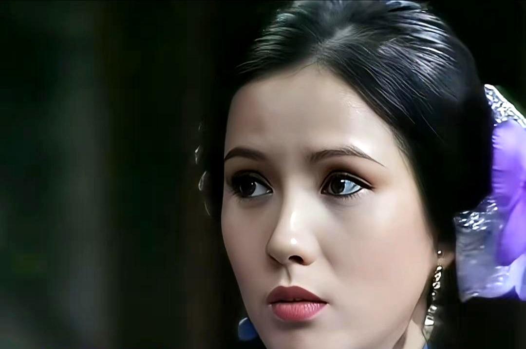 1981年拍《霍元甲》，陈婉薇化完妆不歇着，专蹲监视器后盯米雪。她演霍元甲的