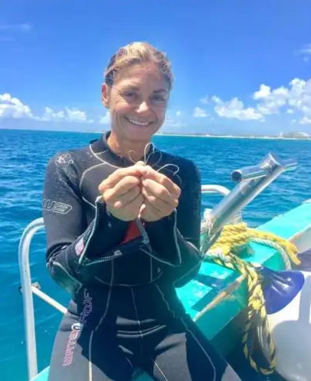 1996年夏末的夏威夷海域，阳光穿透二十米深的海水，在珊瑚礁上投下斑驳光斑。