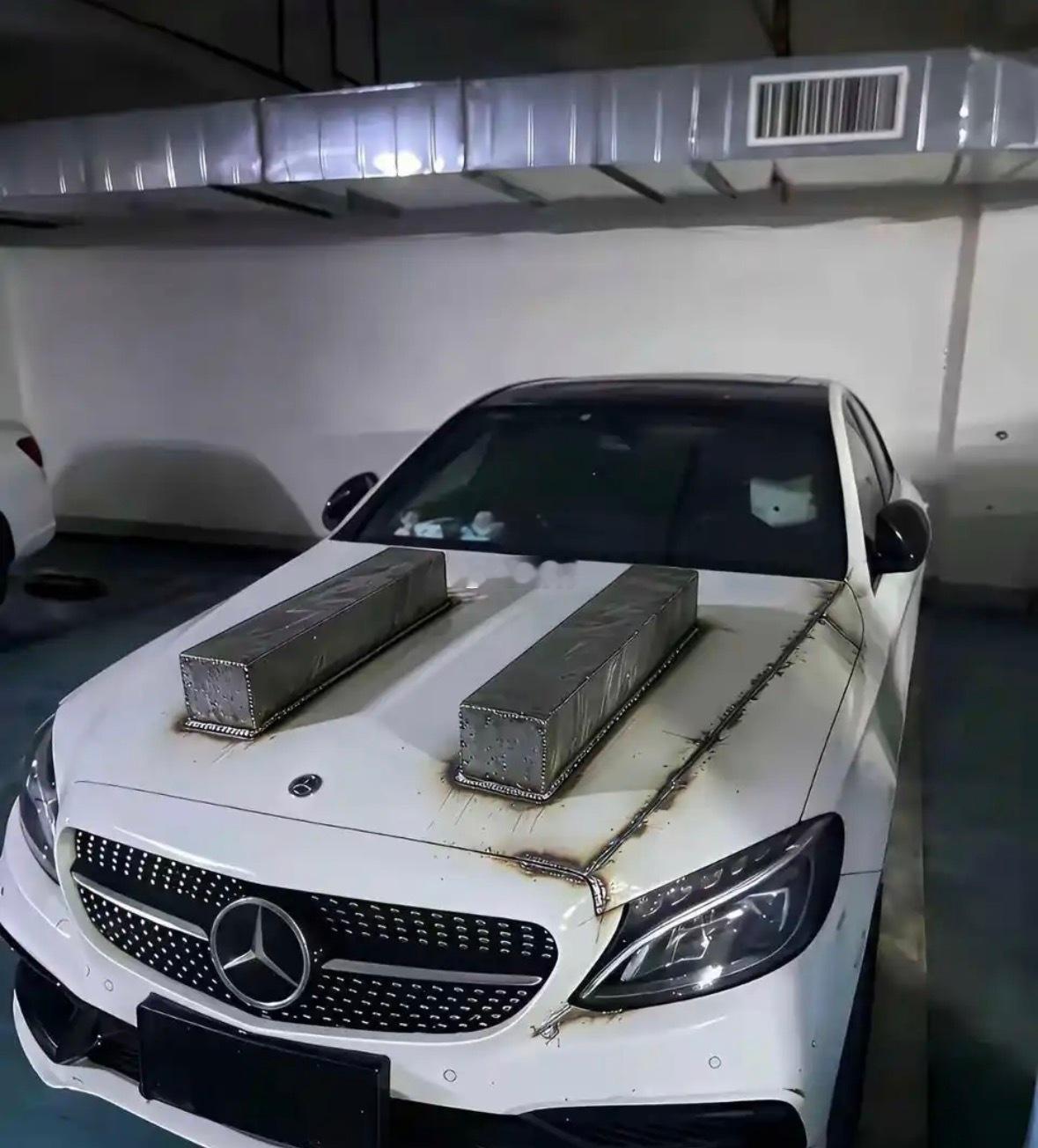 只是占个车位，为什么我的车子上面会放两个钢筋？我寻思着我也没犯什么大罪呀！为什么