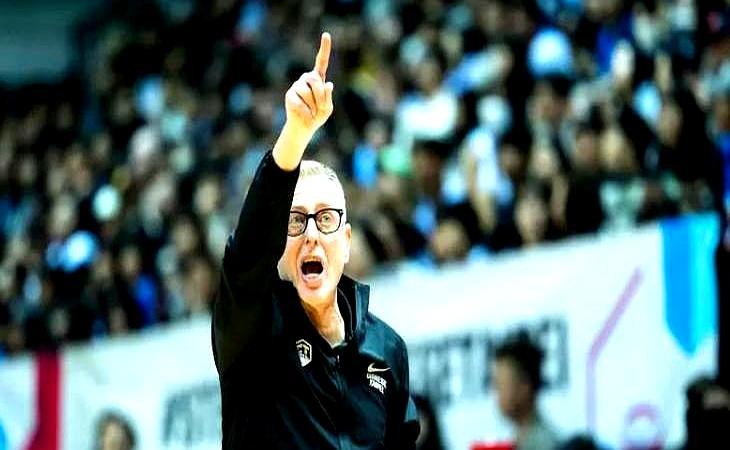 两场逆转狂欢的背后，是一场残酷的职场大清洗。胡金秋十投九中凿穿防线，赵继伟