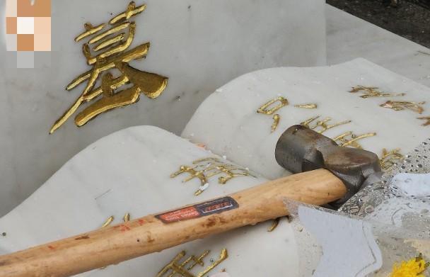 河北保定，父亲去世后，4个女儿想给父母重新立个碑，但儿子却不同意，认为按照习俗守
