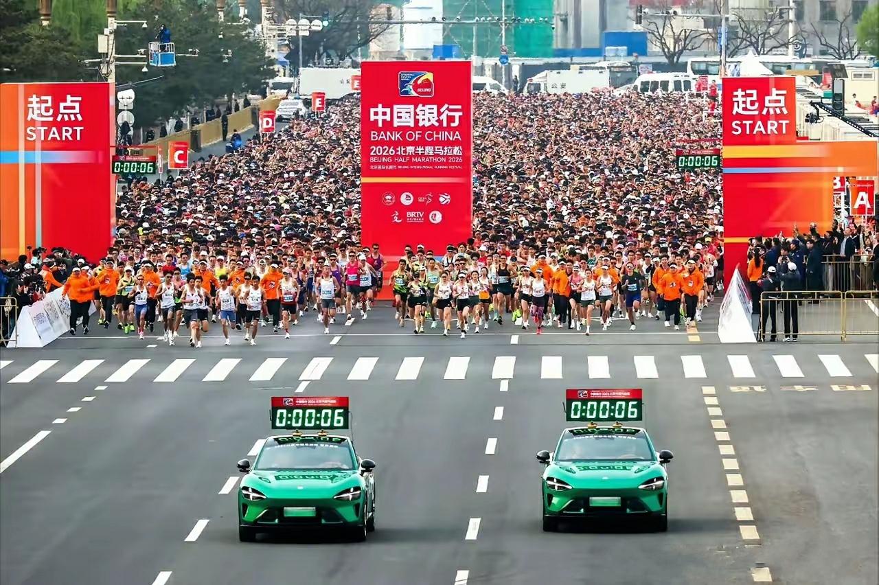 我问闺蜜，雷军最近是不是睡觉都能笑醒啊？小米YU7成为2026北京半程马拉松