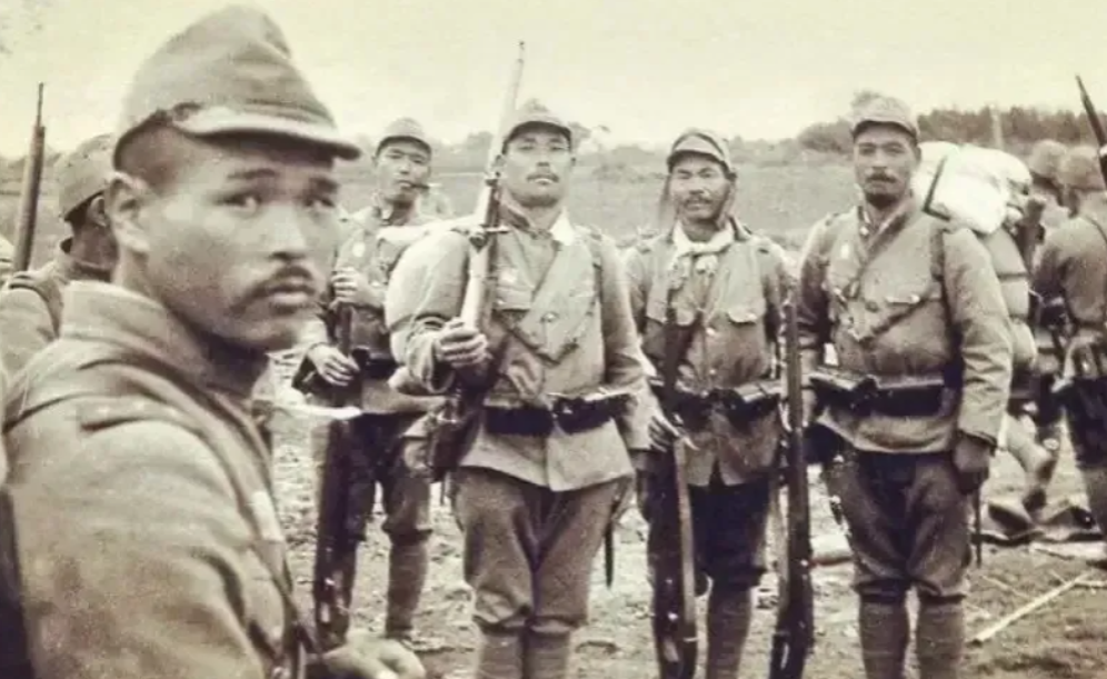 抗战中，15岁的黄有良在田里干活，被日军发现，两个日军上来就扒她的衣服。突然，一