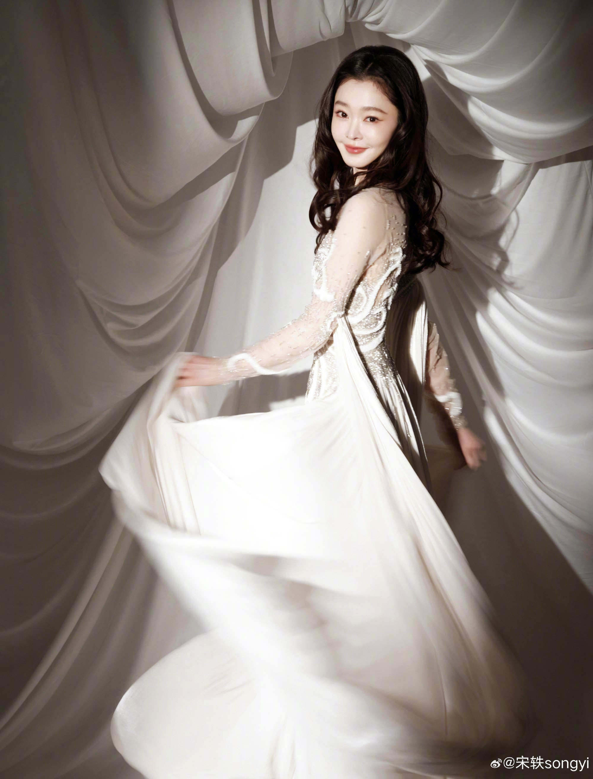 宋轶白裙羽毛头纱宋轶每次红毯的妆造都好适合自己，完完全全清纯小白花宋轶白色羽毛裙