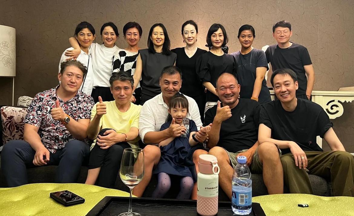 这是早年明星班同学们多年之后聚会时的情景，大家熟悉的演员都不少，能认出8位的绝对