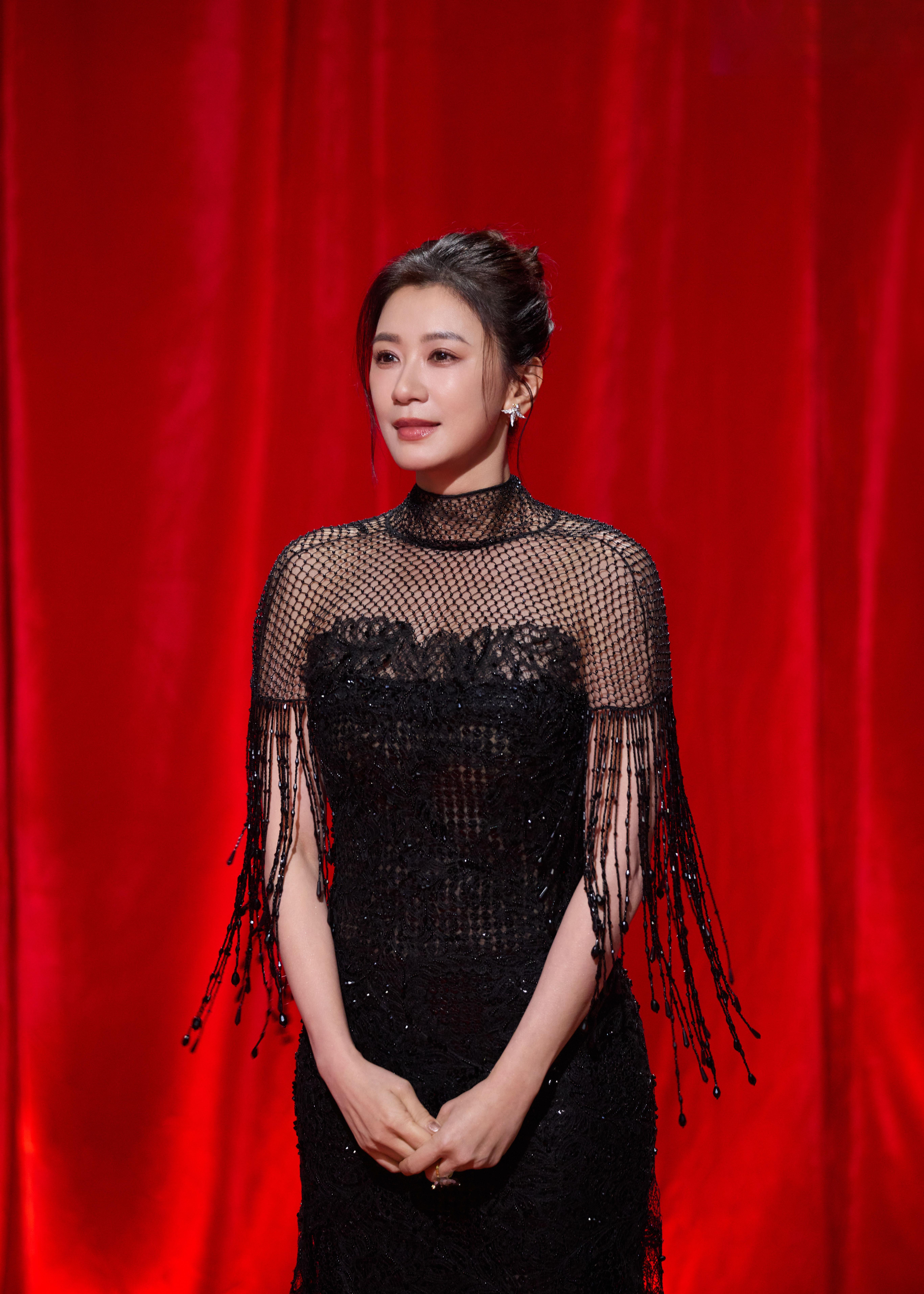 贾静雯身穿RalphLauren搭配Tiffany珠宝亮相国剧盛典红毯，性感又