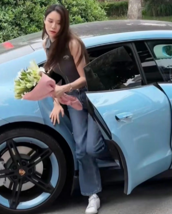 林峯老婆张馨月晒阔太日常，出门买鲜花有司机开豪车接送，刚搬的新家独门独户，在大门