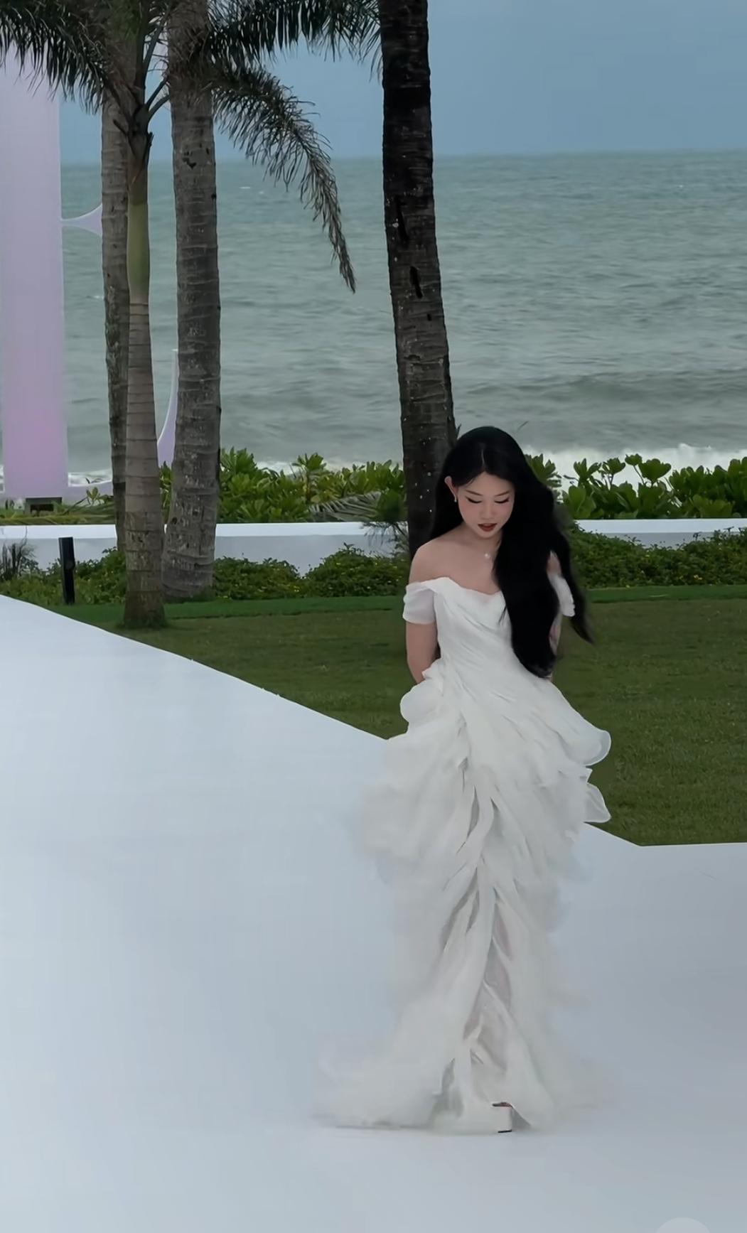 沈佳润的海边红毯：是怯生生的甜，也是没藏住的慌沈佳润这身白裙一出场，像把海