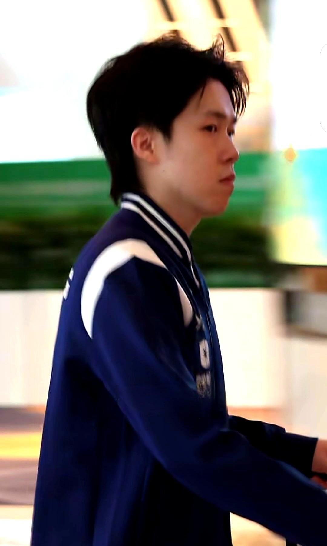 王楚钦最近在赛场上，一抬头那个眼神，周围看台都仿佛安静了下来，和过去完全不是一个