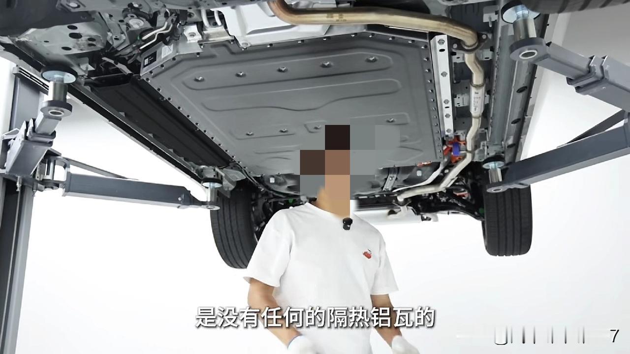 终于明白他为何要举报这位博主直播拆车了。看看这底盘，着实惨不忍睹。后悬挂用的是