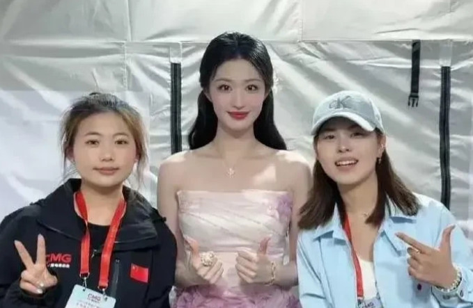 原来王楚然现实中居然长得那么漂亮，白瞎我看了十几年电视，现在才知道啊。[比心][