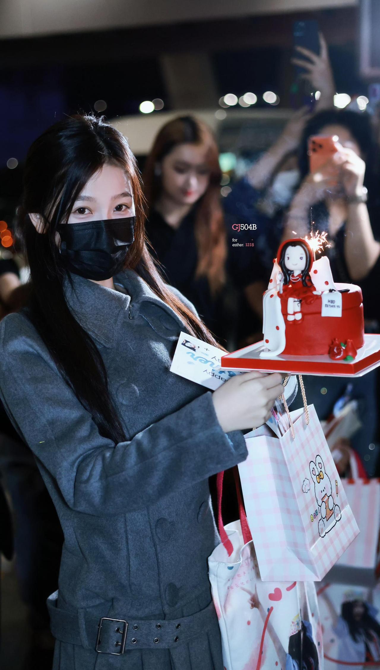 虞书欣泰国到达接机路透！泰国粉丝特意准备了蛋糕庆生🎉用泰语夸欣欣可爱美丽！依旧