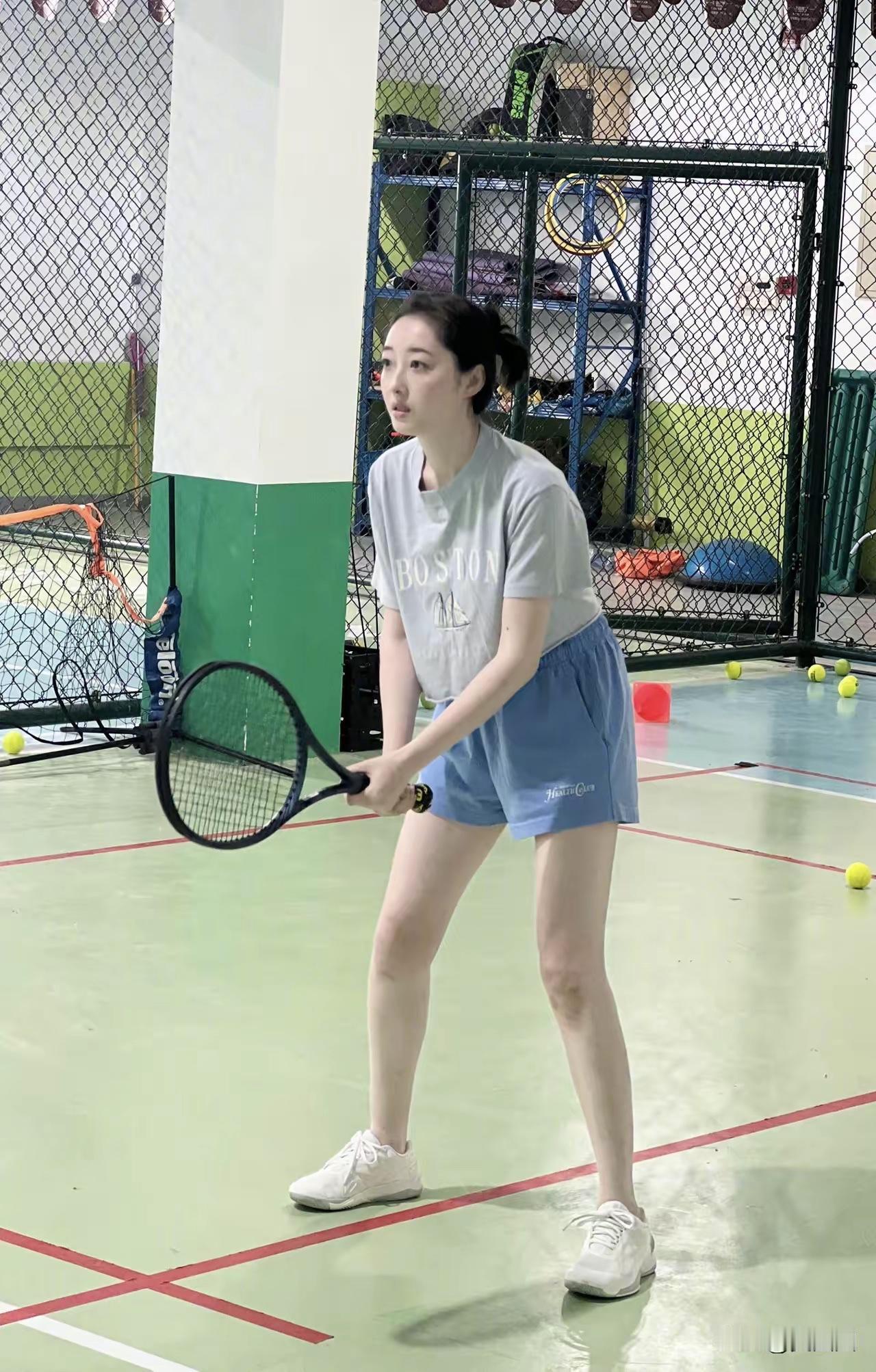蒋梦婕打网球，看上去非常专业
