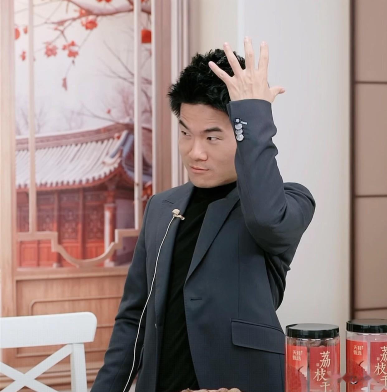 今天董宇辉直播公布了几个好消息第一是跨年晚会已经在筹备当中本来今年不打算办的