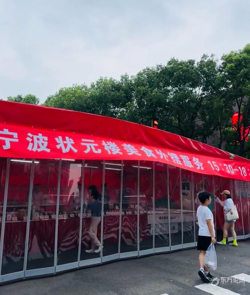 宁波街头酒店外摆热度明显不如从前去年夏天宁波街头“爆火”的现象，今年又出现了！只