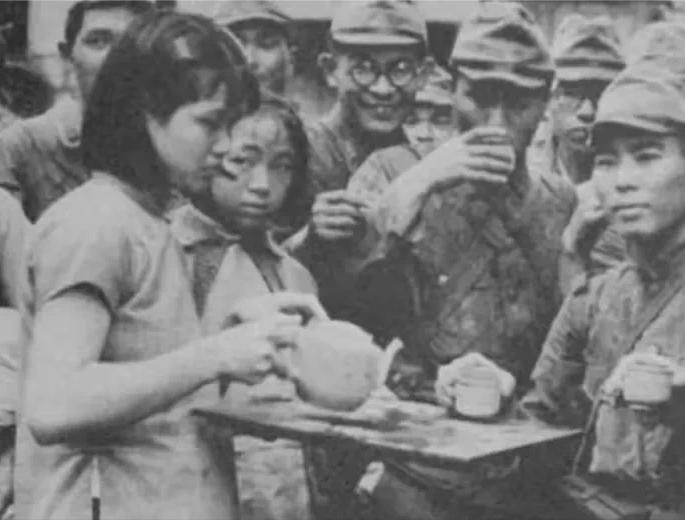 1938年，潘木匠看到15岁女儿被日军凌辱致死，他痛哭流涕找到192师长