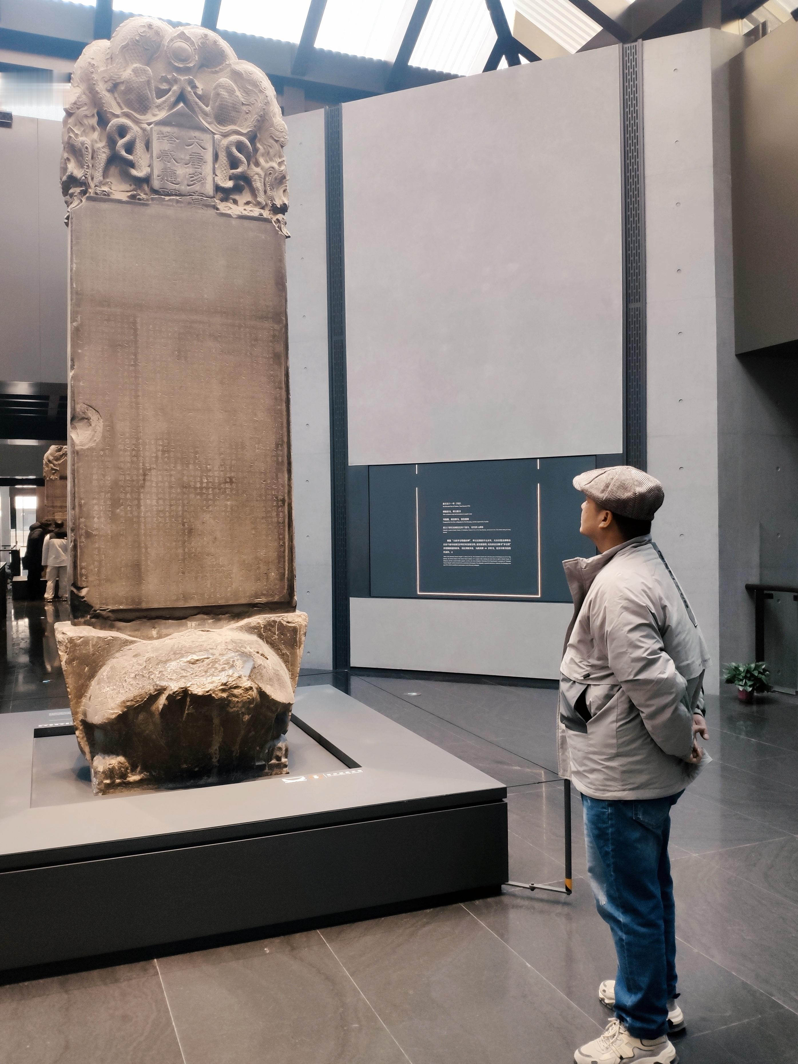 终于见到了唐颜真卿《多宝塔碑》原碑。才疏学浅，临摹多宝塔碑数年，仅学得颜鲁公颜体