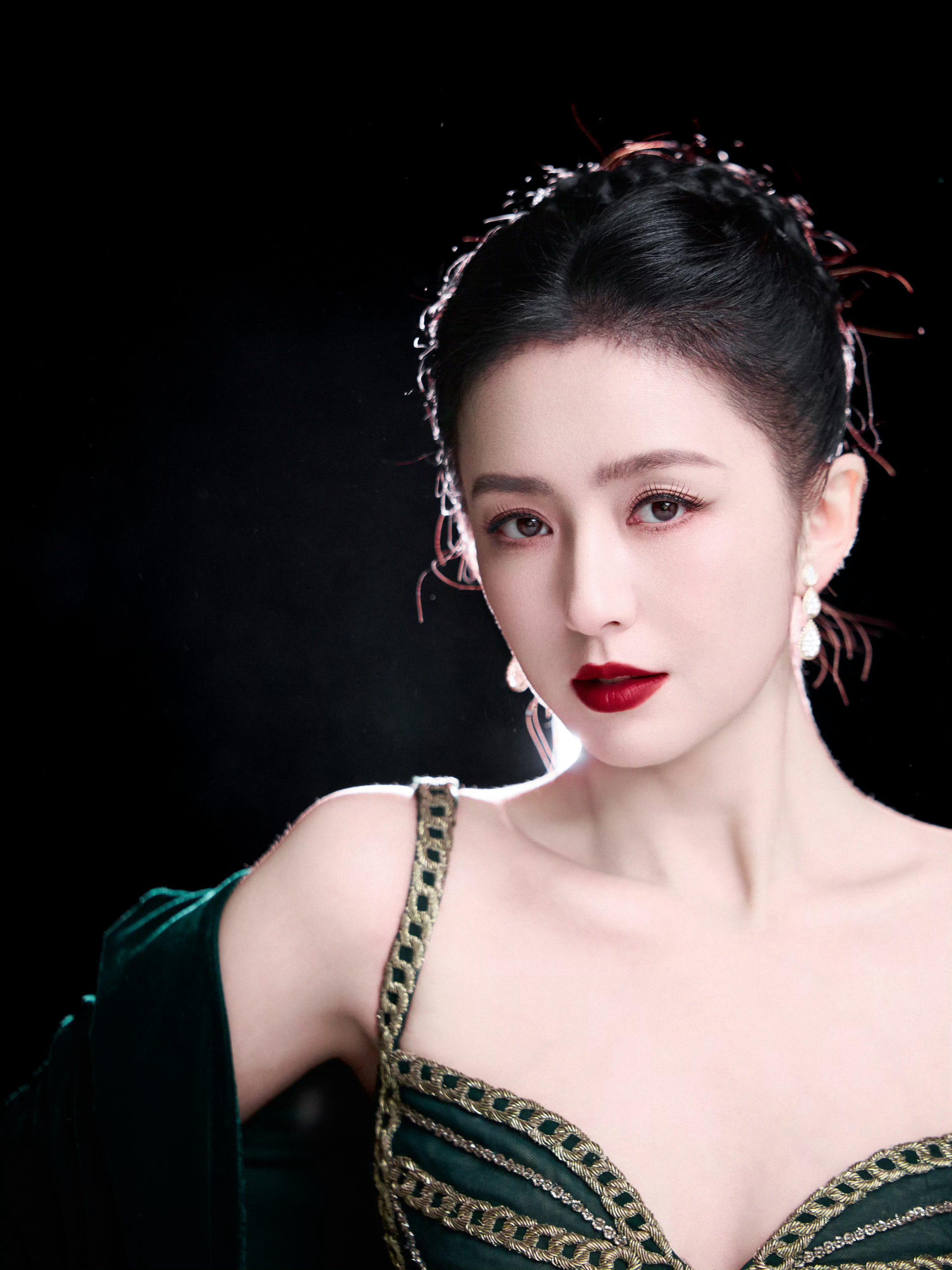 佟丽娅被这抹墨绿拿捏住了！丝绒的质感也太绝了吧～💚