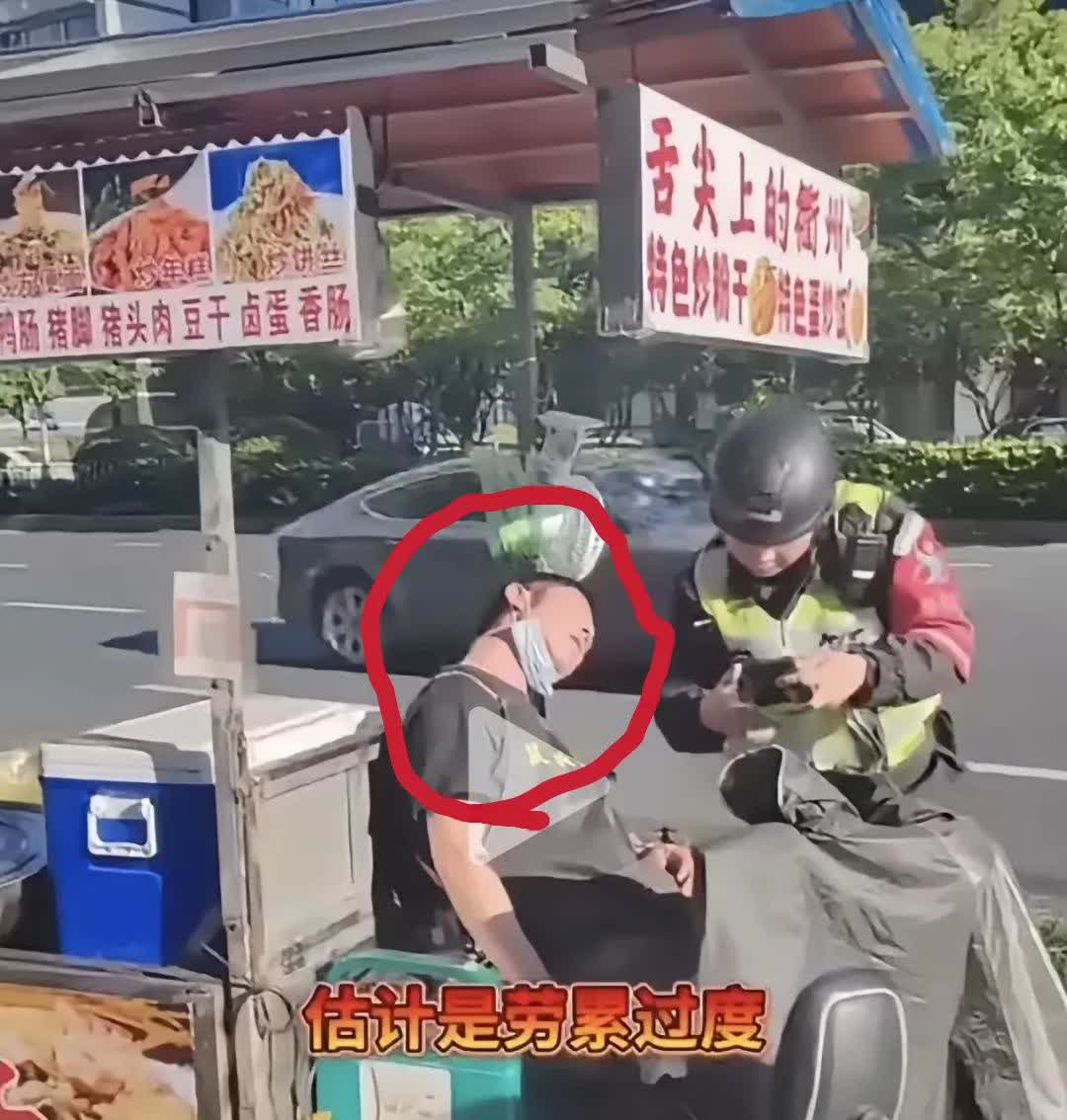 一名卖卤菜男子的灵魂出窍摆摊卖卤菜的男子骑着三轮车去世了，他的同乡骑着电动