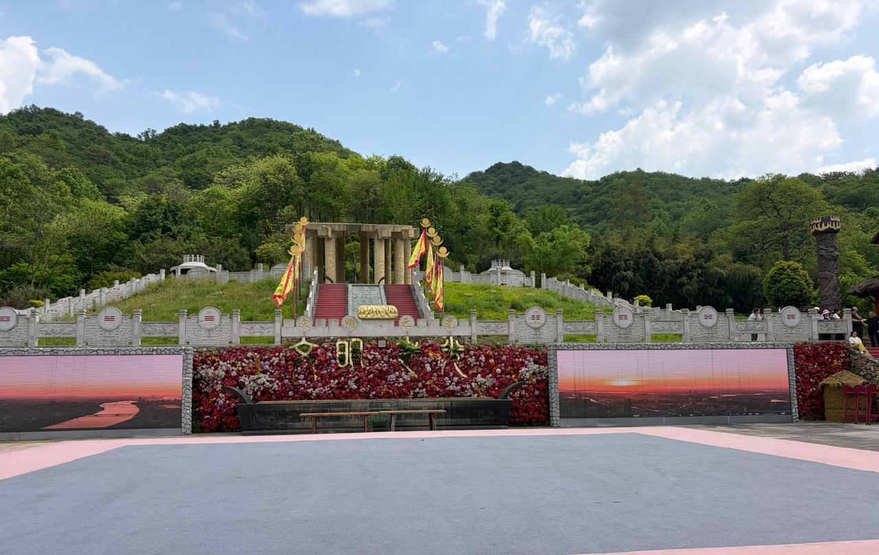 这是一件真事。昨天大课间跟同事聊天，她说上周末跑了两家银行，就为办个存折。