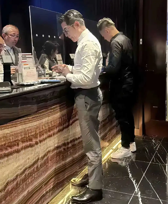 四个人他最没意思了，还能乞到钱吗？