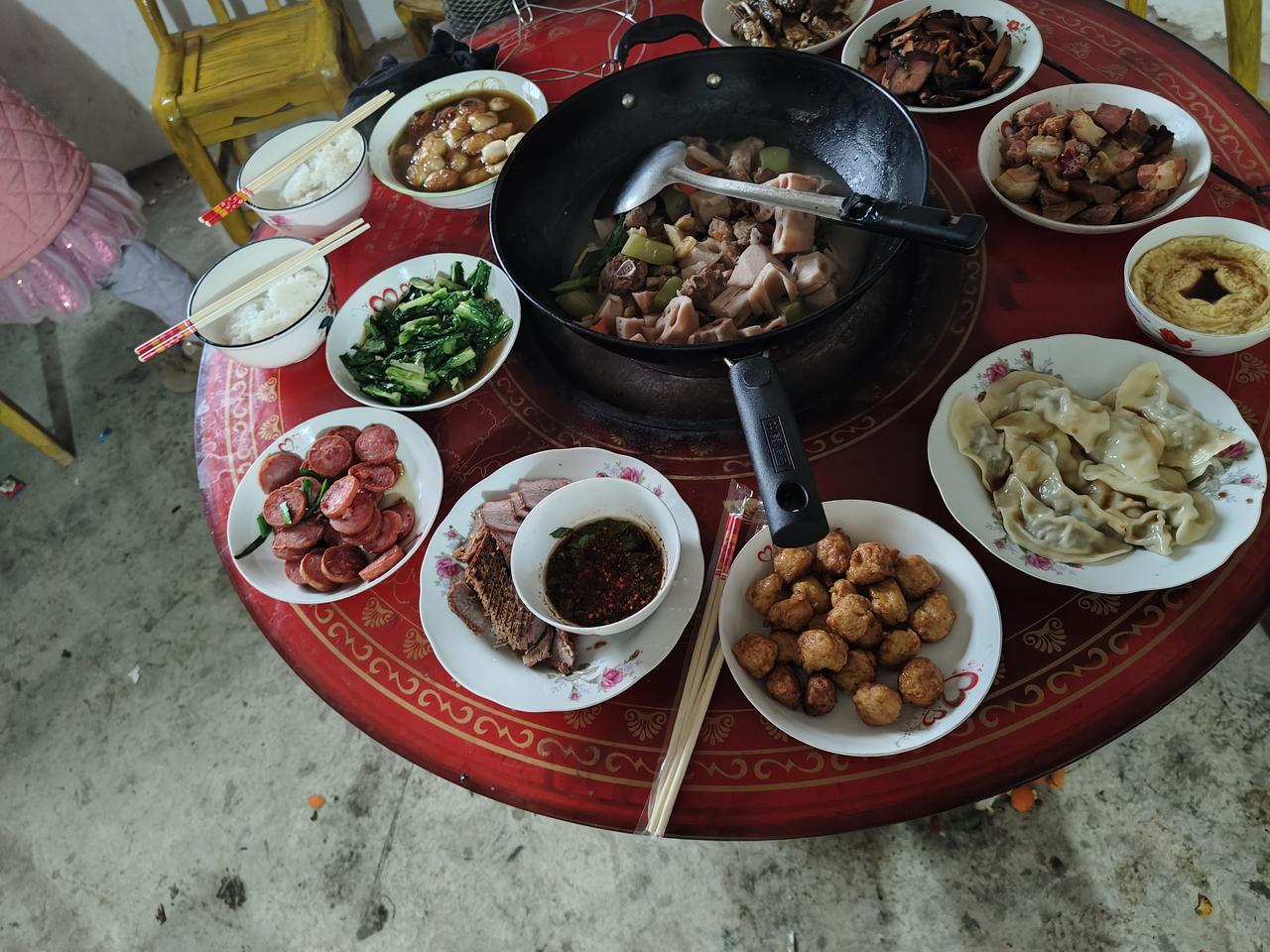 今年在湖北老家团年，二叔吃着吃着突然就哭了。一大桌子人本来还在划拳劝酒，突然