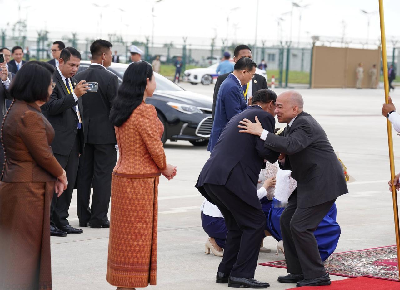 看看洪森的老婆，从背后看就是个妙龄女郎，正面看是个老太太，穿的比儿媳妇还鲜艳。