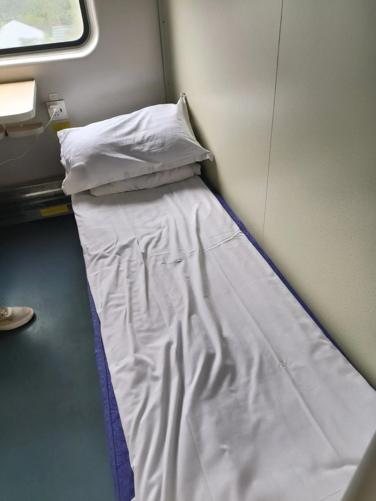 重庆～乌鲁木齐T379硬卧车厢可以充电啦！又坐上去乌鲁木齐的火车T379了，特