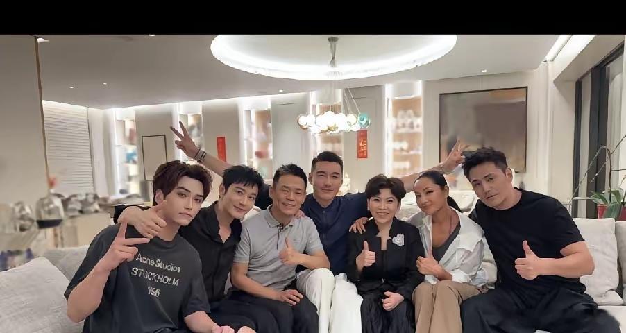 黄晓明太开心了7月10日中午，黄晓明更新社交动态，看完配图和配文，只觉得黄晓明太