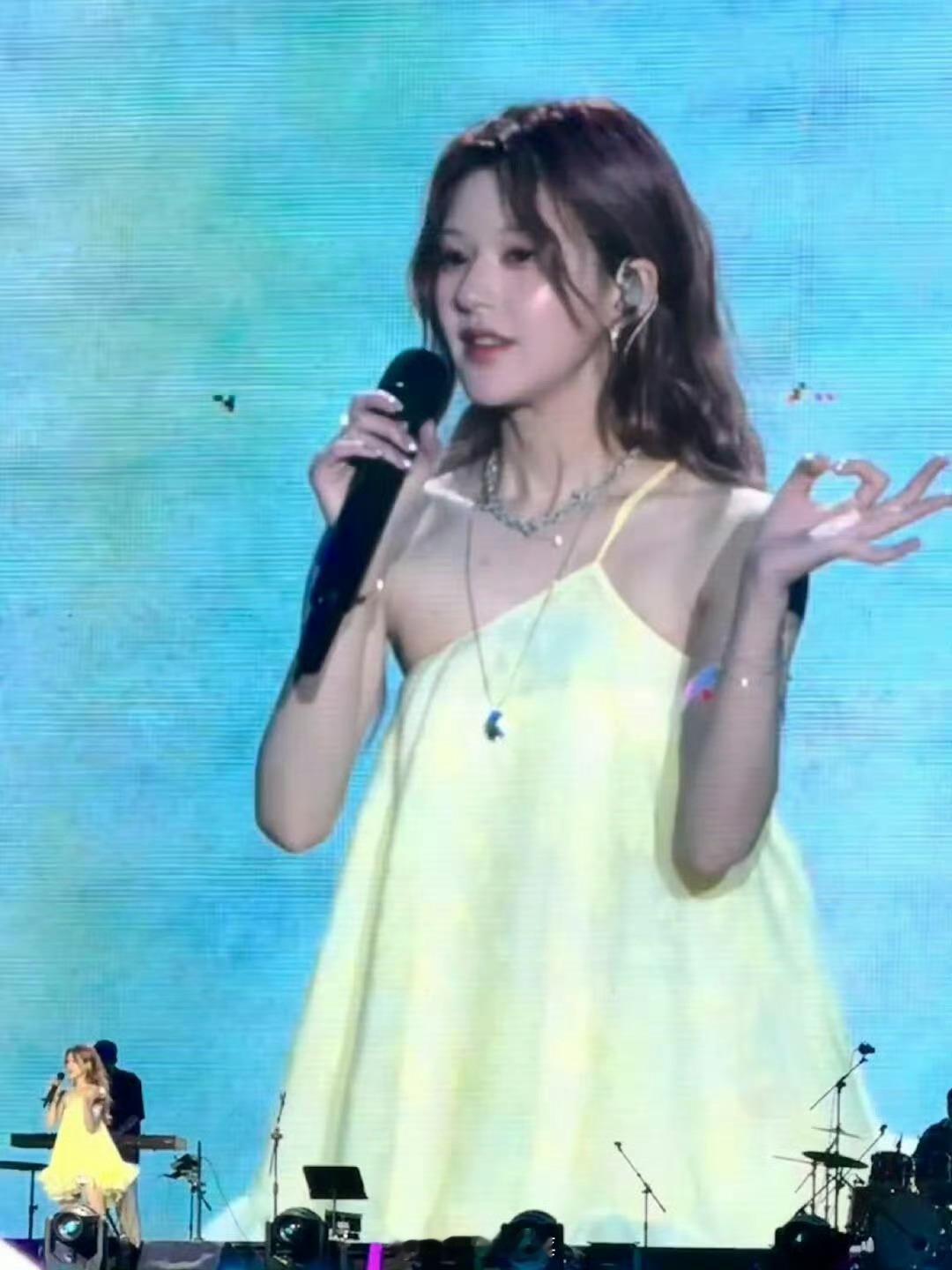 赵露思音乐节大屏幕图​​​
